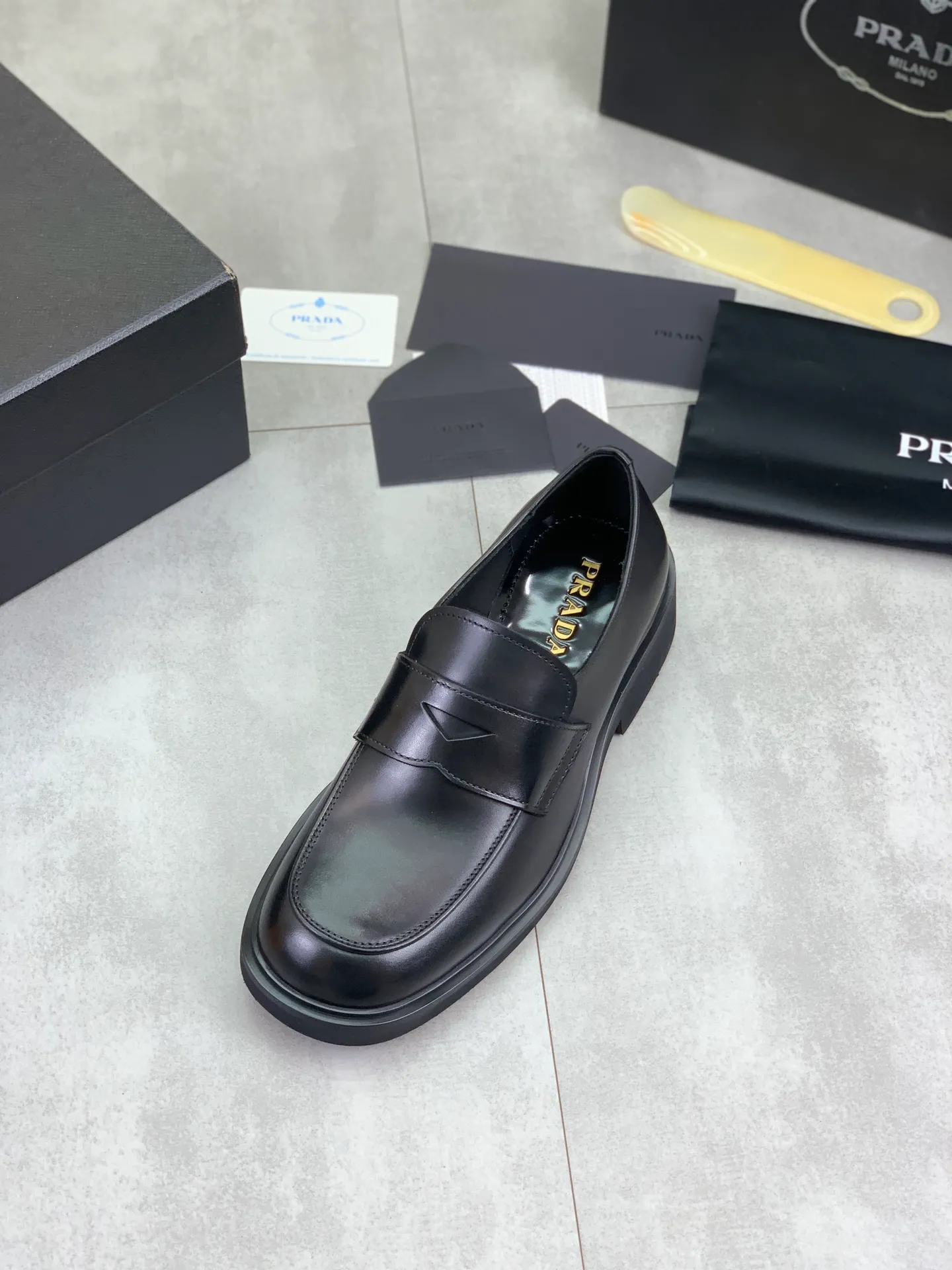 Factory price P840 💰Original quality, top version🔱 ＰＲＡＤＡPrada. Men's business casual leather shoes, top quality cow leather. 1:1 shipment ⬆️Luxurious and noble, all made of imported original first-layer fine suede cowhide, just to create a more comfortable wearing experience. Upper: original comfortable open-edge bead-rubbed calfskin ➕Top imported water-dyed full cow lining, original high-end lightweight and comfortable TPU combination bottom ✔️Code number: 39-44 (38 45 Can be customized)